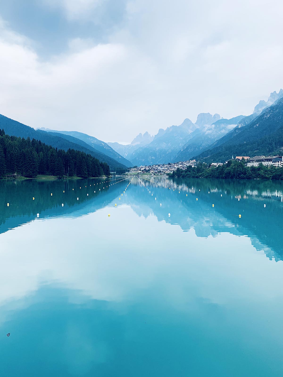 Auronzo di Cadore, vista lago Santa Caterina colore blu