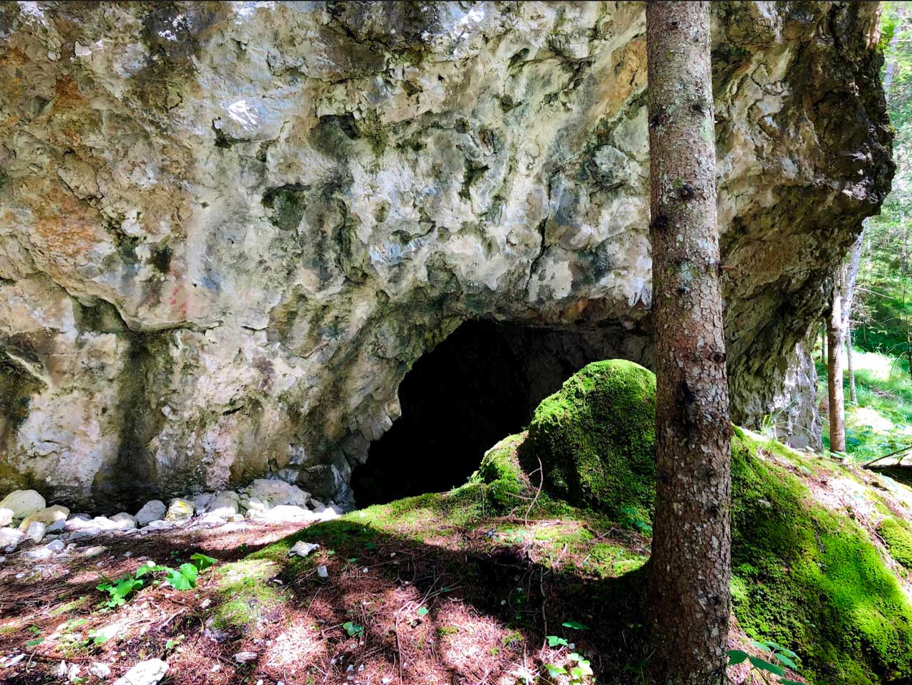 Auronzo-storia-Val-Marzon resti militari di una postazione scavata nella roccia